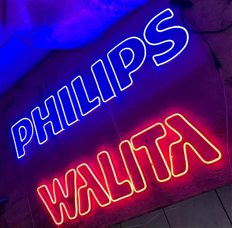 Destaque sua marca com soluções modernas e impactantes em letreiros luminosos: com o neon LED, você cria efeitos vibrantes e econômicos que chamam a atenção tanto de dia quanto à noite; já a letra caixa oferece um visual sofisticado e profissional, valorizando a identidade da sua empresa com acabamento personalizado; além disso, os displays luminosos são ideais para comunicar promoções, mensagens e campanhas de forma dinâmica e envolvente. Assim, ao investir nessas soluções, você não apenas fortalece sua presença visual, como também melhora a experiência do cliente e aumenta o poder de atração do seu negócio.